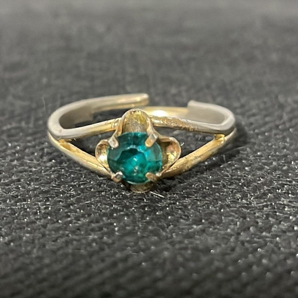Adjustable metal ring with green gem